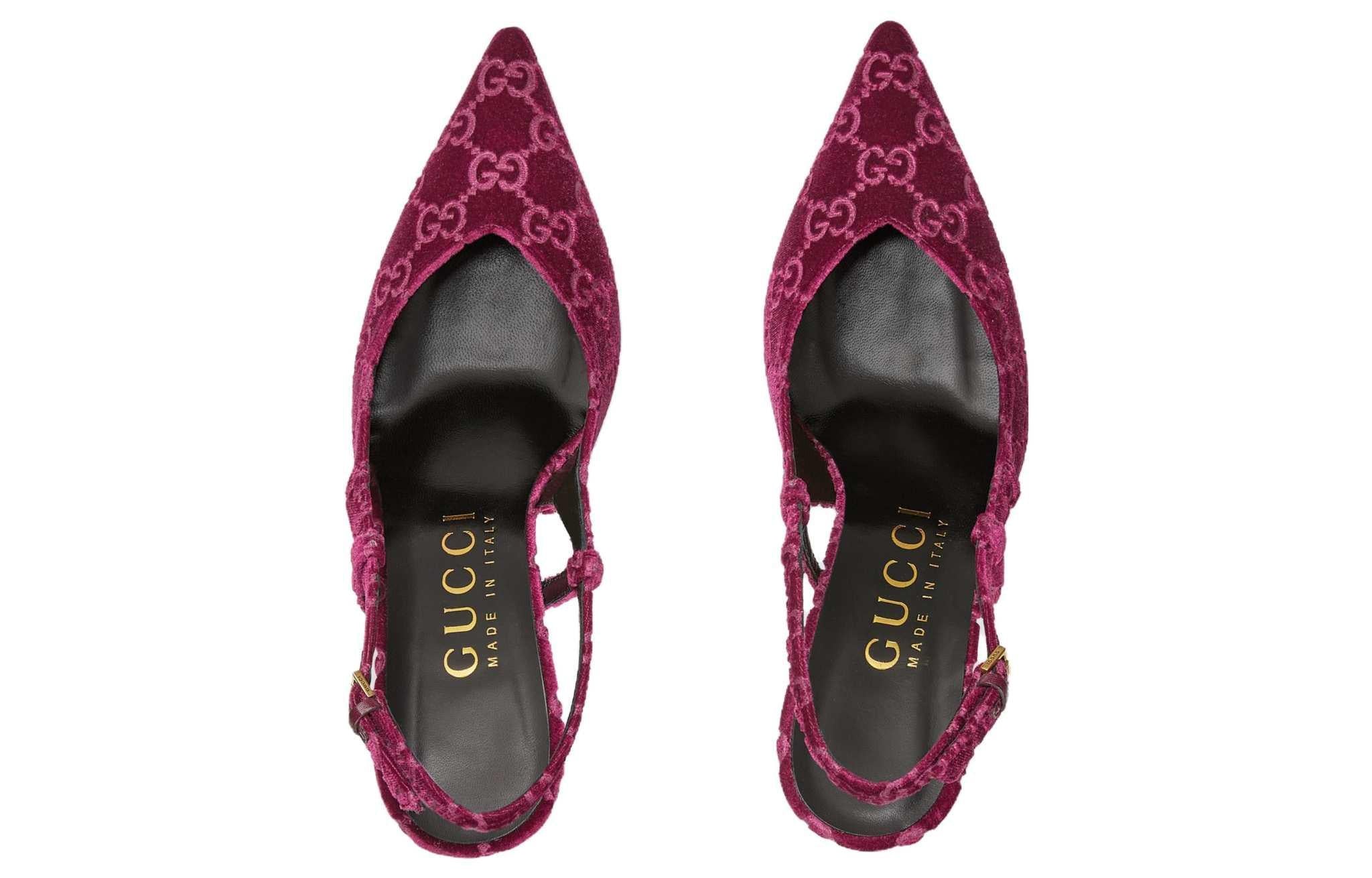 حذاء Slingback من Gucci مخملي بنقشة GG ولون أرجواني.