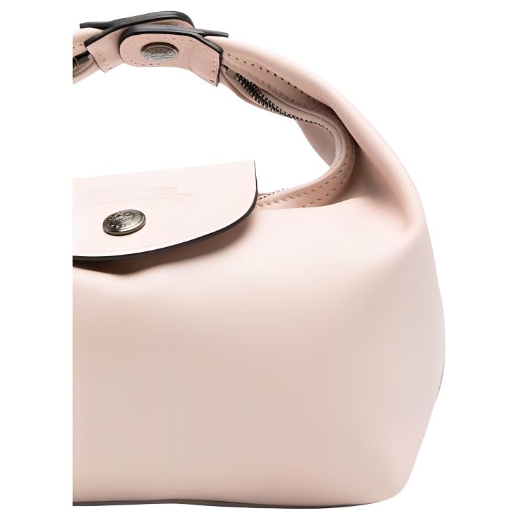 لقطة قريبة للجيب الأمامي ذي الغطاء ومقبض شنطة لونشامب بلون النود