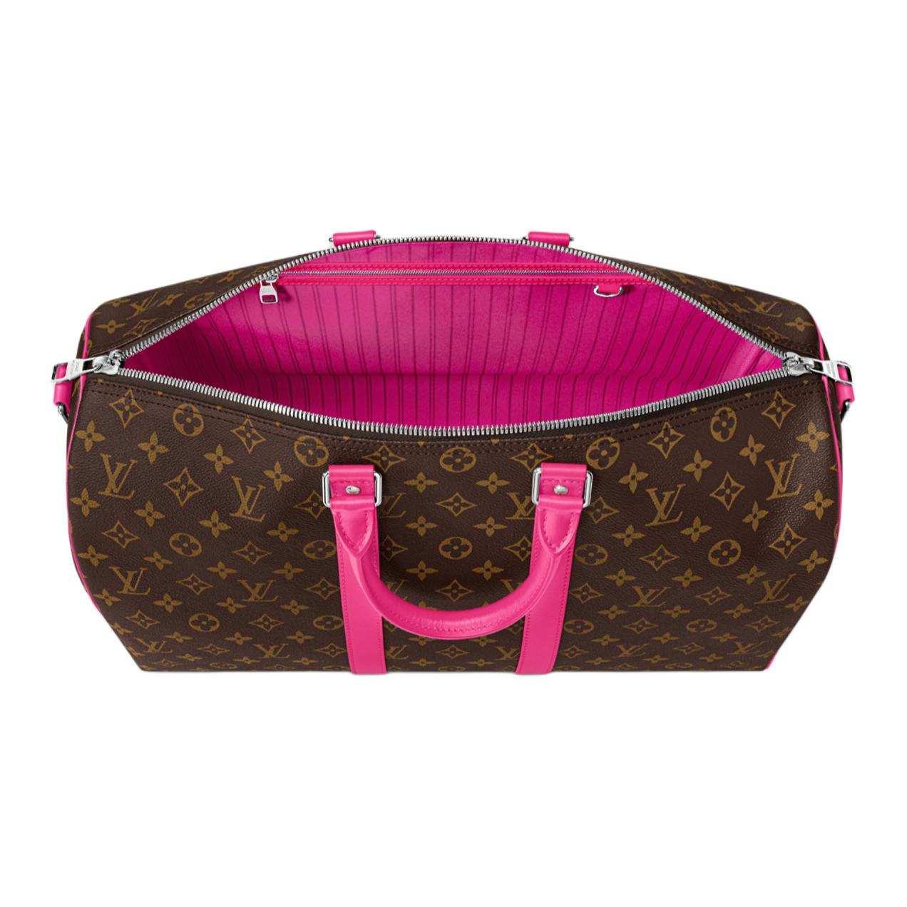 حقيبة سفر Louis Vuitton Keepall بتفاصيل باللون الوردي.