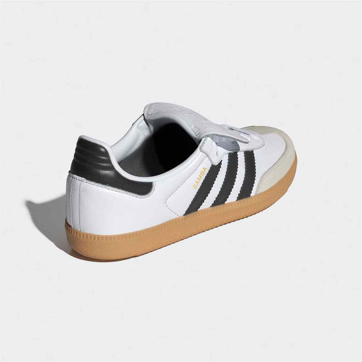 حذاء Adidas Samba أبيض بخطوط سوداء ونعل بني، كلاسيكي ومريح للاستخدام اليومي. - رفعة