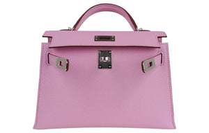 حقيبة Hermès Kelly Mini 2 باللون الوردي المميز.