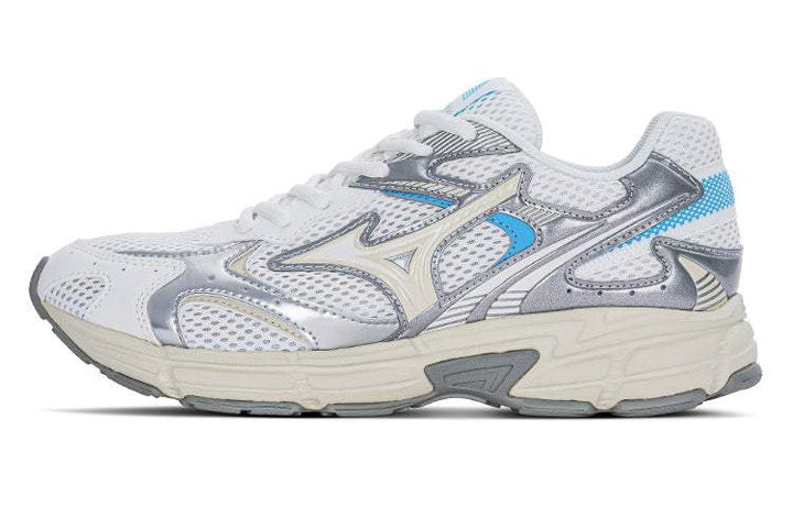 حذاء Mizuno Speed 2K شبك أبيض بلمسات فضية وزرقاء تصميم رياضي مريح بوسائد دعم ونعل مقاوم للانزلاق