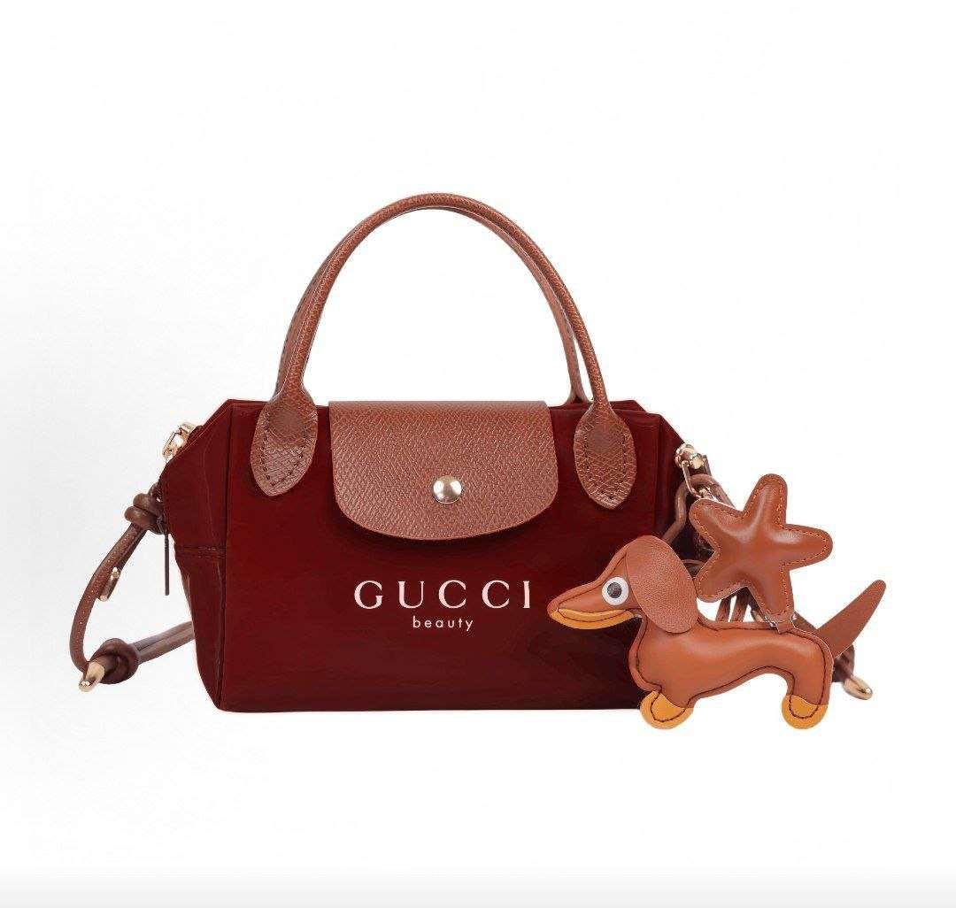 حقيبة يد GUCCI beauty عنابية بتفاصيل جلدية.
