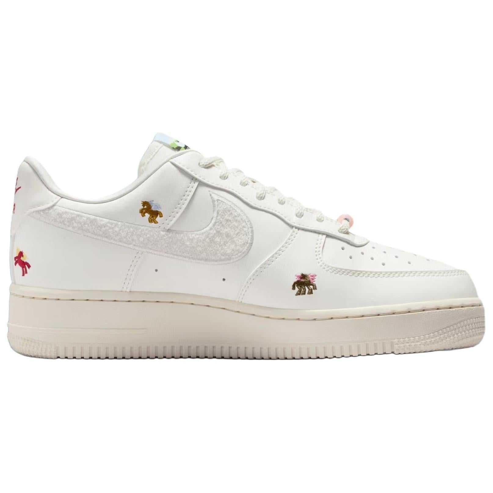 حذاء Nike Air Force 1 Low أبيض بتطريز Pegasus.