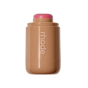 أحمر خدود كريمي Pocket Blush من Rhode لمظهر طبيعي.