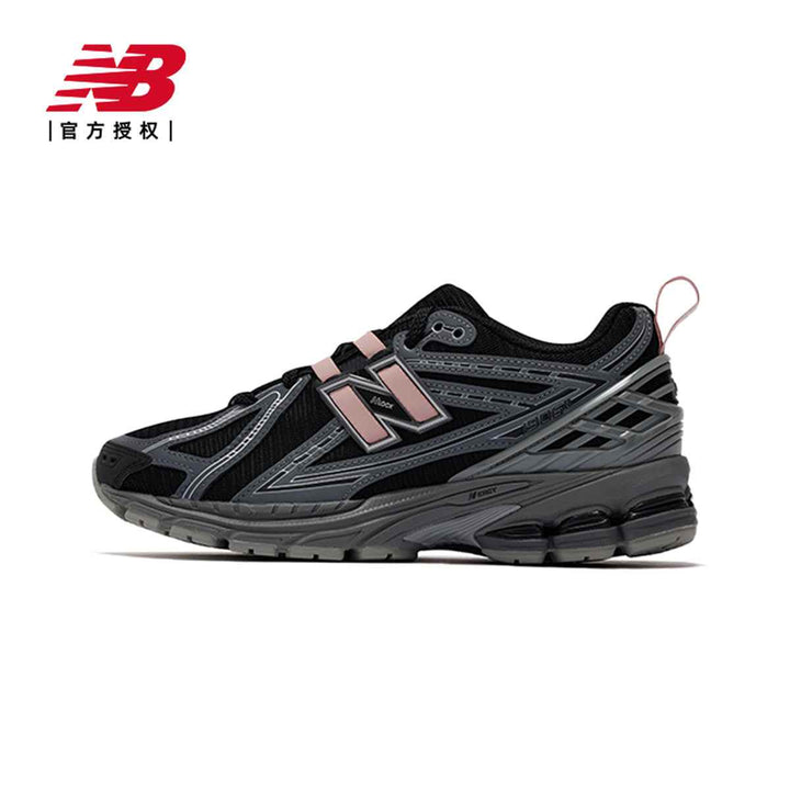 حذاء New Balance 1906Rالحذاء الظاهر في الصور هو New Balance 1906R باللون الأسود مع تفاصيل وردية ورمادية. يتميز بتصميم رياضي مريح وتقنية N-ergy لامتصاص الصدمات، مع نعل شبكي يوفر التهوية واسنيكرزNew balanceرفعةحذاء New