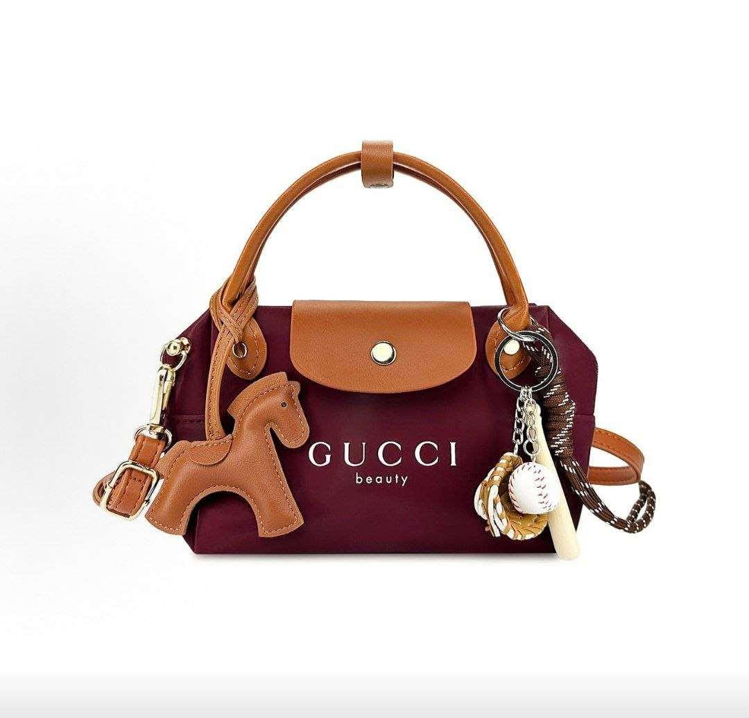 حقيبة كتف GUCCI beauty لون عنابي.
