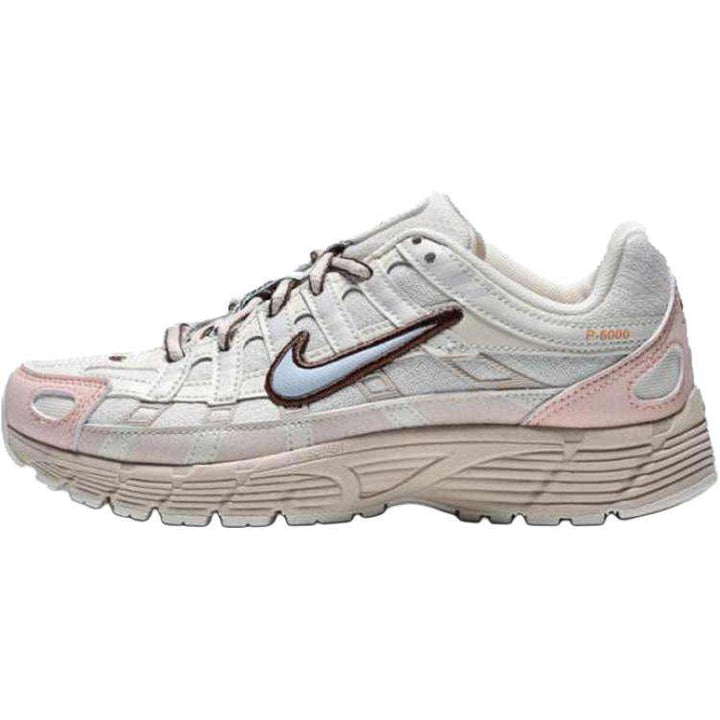 حذاء نايك P-6000 بلون بيج وردي ورمادي بتصميم مريح وأنيق مع نعل وسط يدعم امتصاص الصدمات ومقاوم للانزلاق