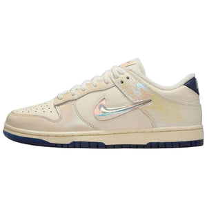 حذاء Nike Dunk Low بتفاصيل عاكسة للضوء لون كريمي.