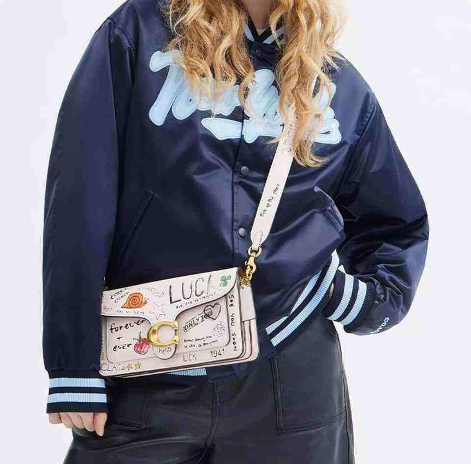 كوتش Tabby Shoulder Bag 26 حقيبة كتف تابي.