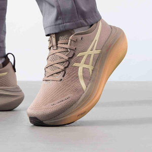 حذاء الجري ASICS GEL-NIMBUS 27 LUXE بلون Taupe Grey.