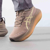 حذاء الجري ASICS GEL-NIMBUS 27 LUXE بلون Taupe Grey.