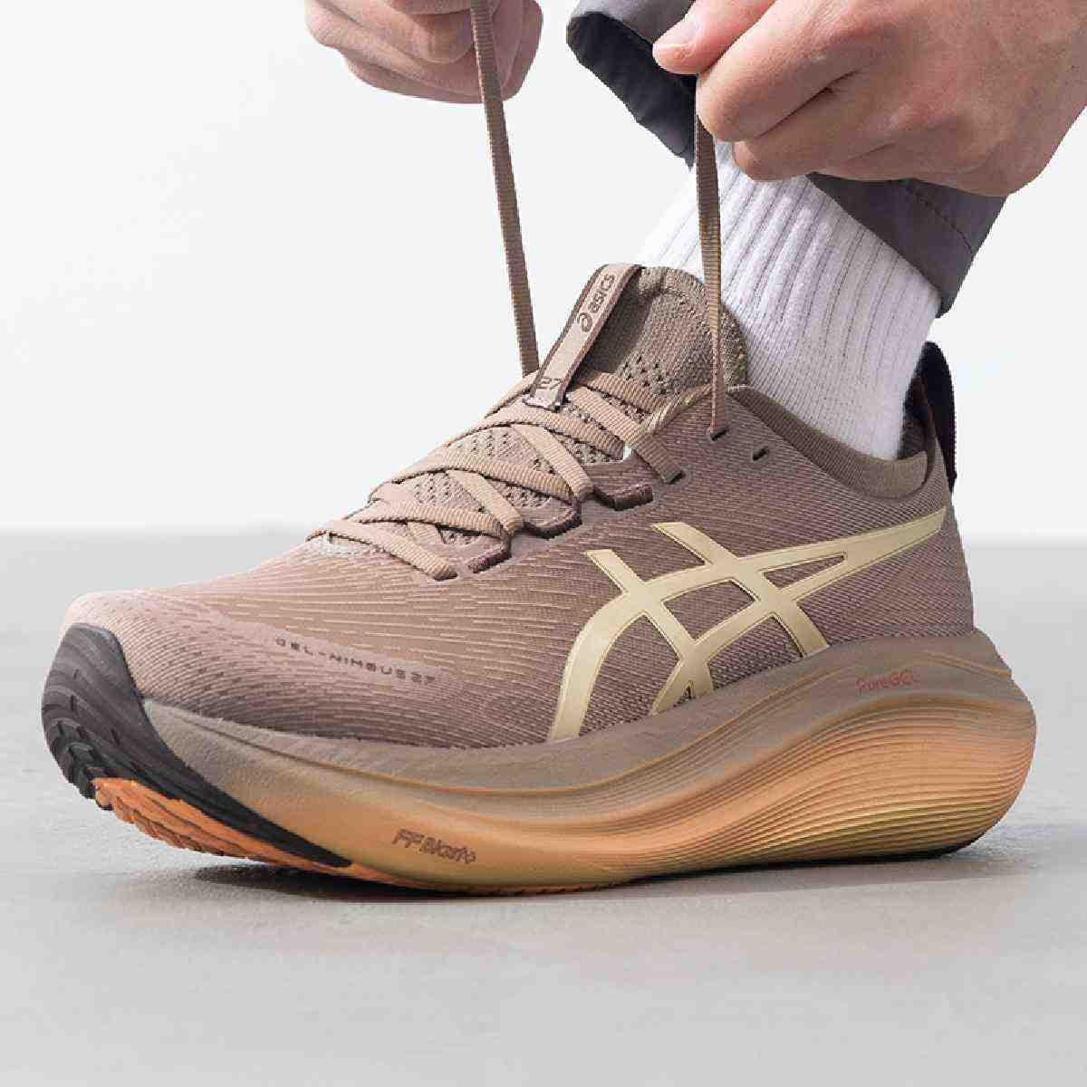حذاء الجري ASICS GEL-NIMBUS 27 LUXE بلون Taupe Grey.