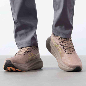 حذاء الجري ASICS GEL-NIMBUS 27 LUXE بلون Taupe Grey.