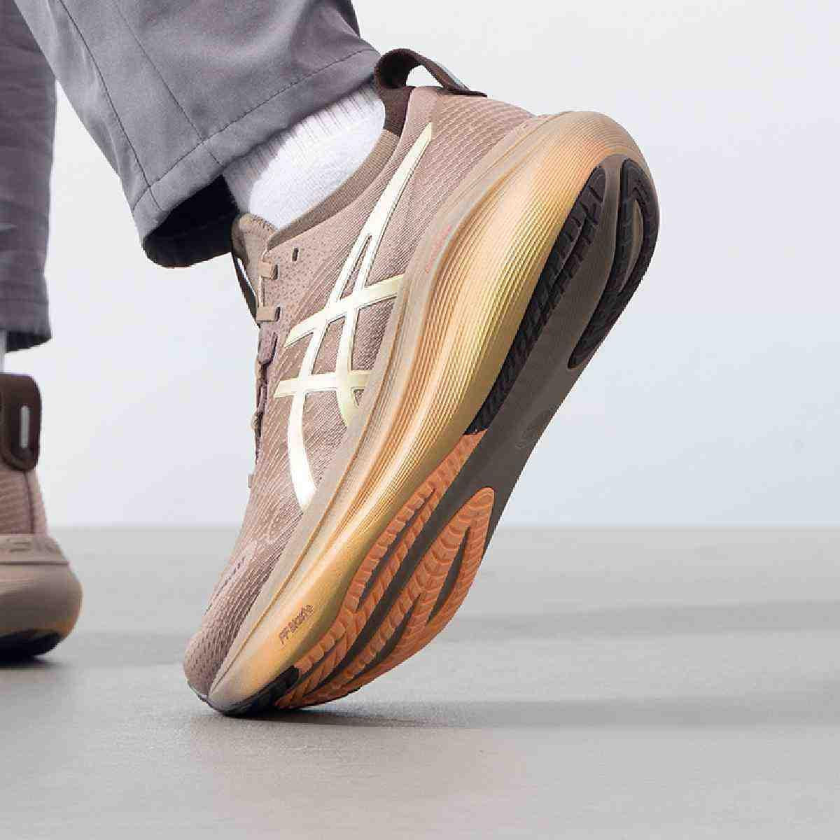 حذاء الجري ASICS GEL-NIMBUS 27 LUXE بلون Taupe Grey.