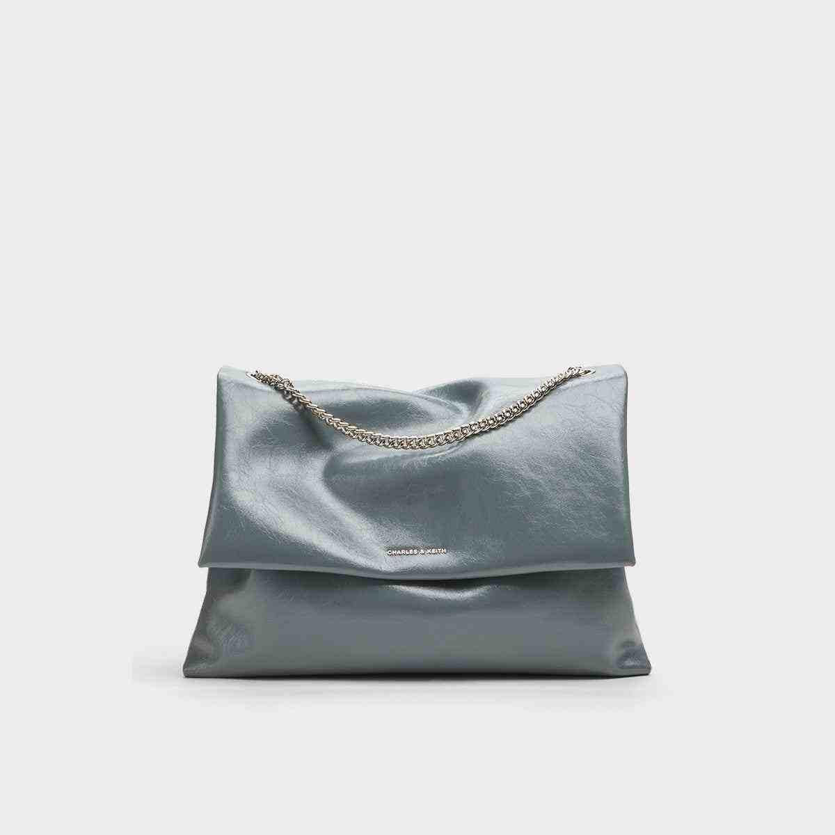 حقيبة كتف Charles & Keith بسلسلة معدنية ولون أزرق رمادي.
