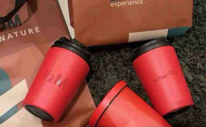 Portable red thermal mug to keep coffee and tea hot