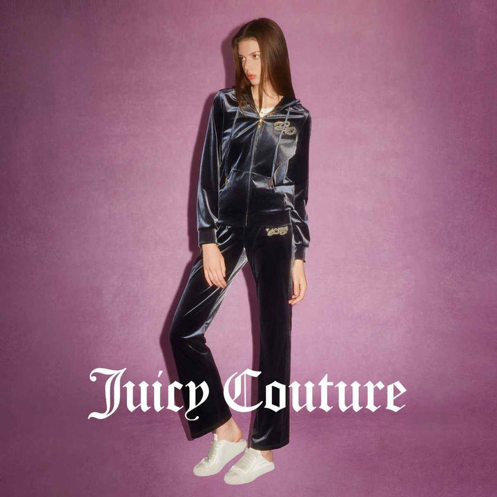 بنطلون Juicy Couture المخملي الأسود بلمعان أنيق وتصميم واسع مع شعار مطرز بالكريستالات.