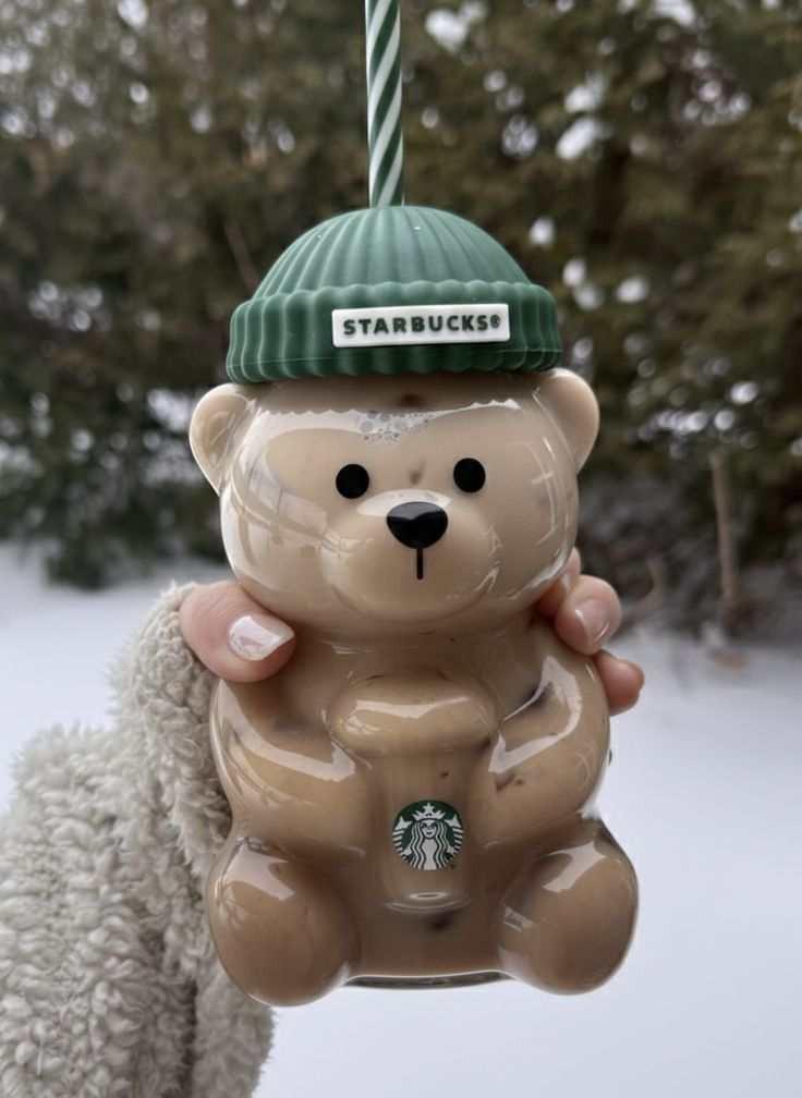 كوب زجاجي Starbucks بتصميم الدب مع غطاء سيليكون أخضر.