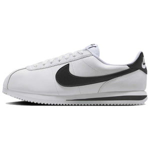 حذاء Nike Cortez كلاسيكي باللونين الأبيض والأسود.
