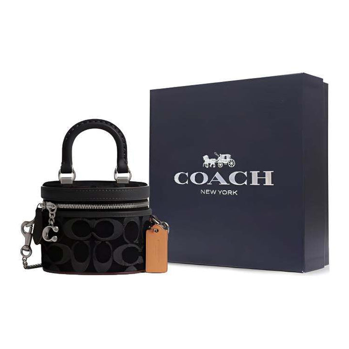 حقيبة كوتش تريل 12 ميني سوداء فاخرة بقماش جاكار مع شعار COACH ومقبض جلدي وحافظة برتقالية بتصميم عصري وأنيق