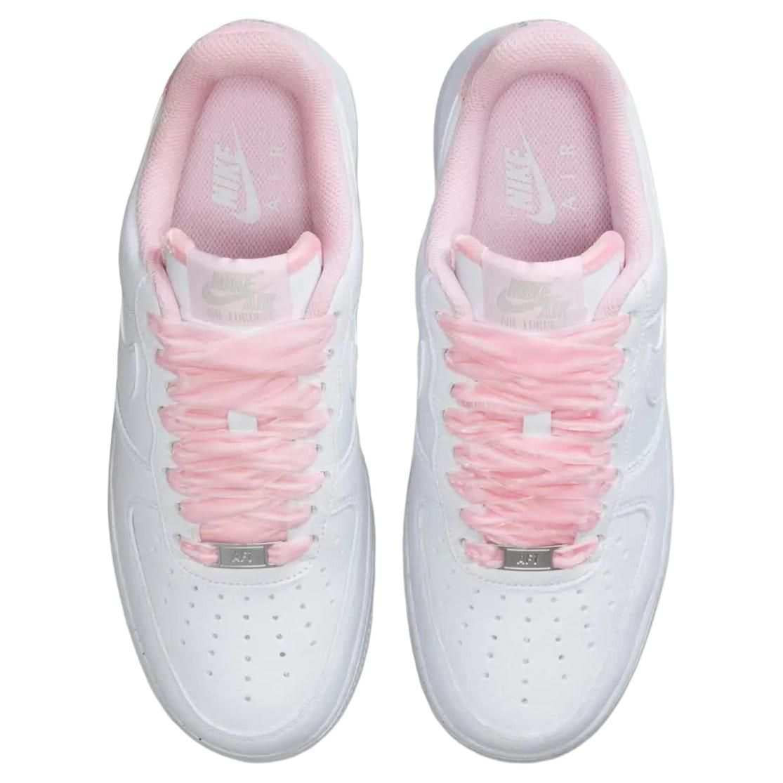 حذاء Nike Air Force 1 أبيض بلمسات وردية ناعمة.