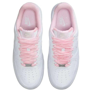 حذاء Nike Air Force 1 أبيض بلمسات وردية ناعمة.