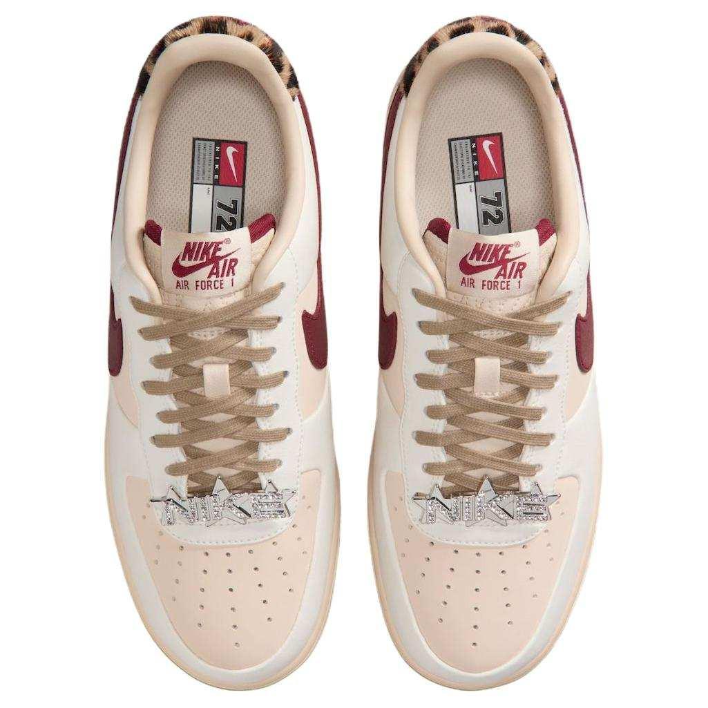 حذاء Nike Air Force 1 بنقشة Leopard وتفاصيل Burgundy.