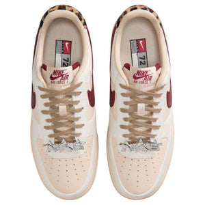 حذاء Nike Air Force 1 بنقشة Leopard وتفاصيل Burgundy.