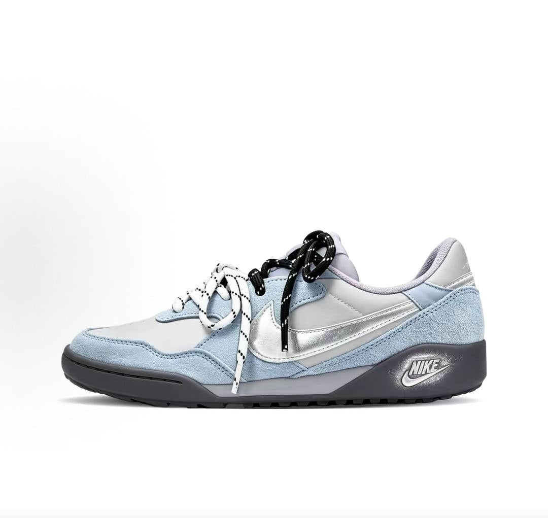 حذاء Nike رياضي مريح باللون الأزرق والفضي