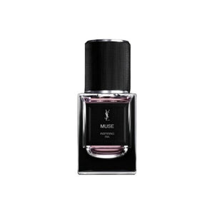 عطر بشعار سان لوران بانعكاس الزجاجة على السطح