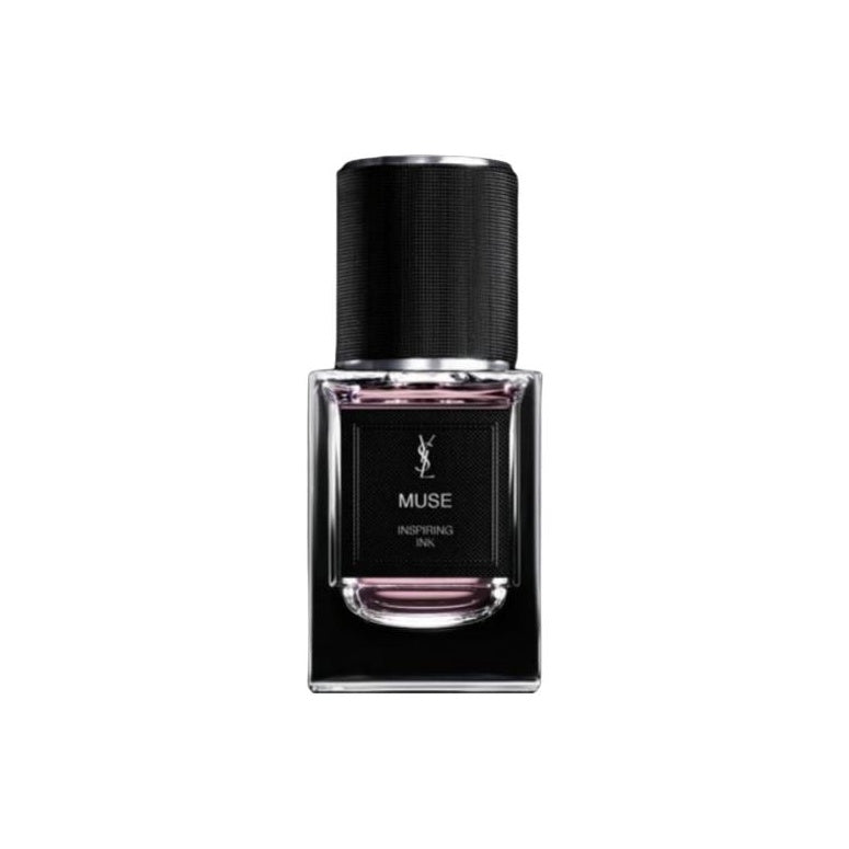 عطر بشعار سان لوران بانعكاس الزجاجة على السطح