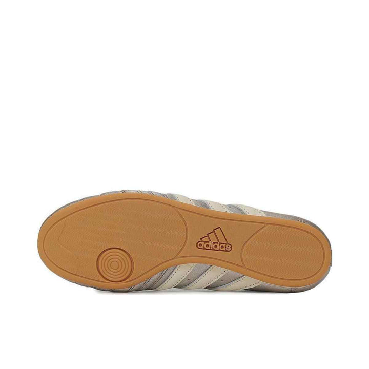 Adidas Clover Smills Slip-On luxury athletic shoe with classic design and superior comfort.