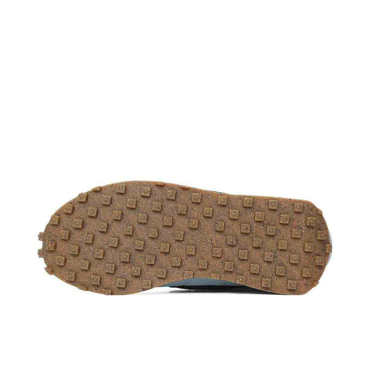 Bottom view of Nike Sneakers LD-1000 with textured sole design.نايكي 