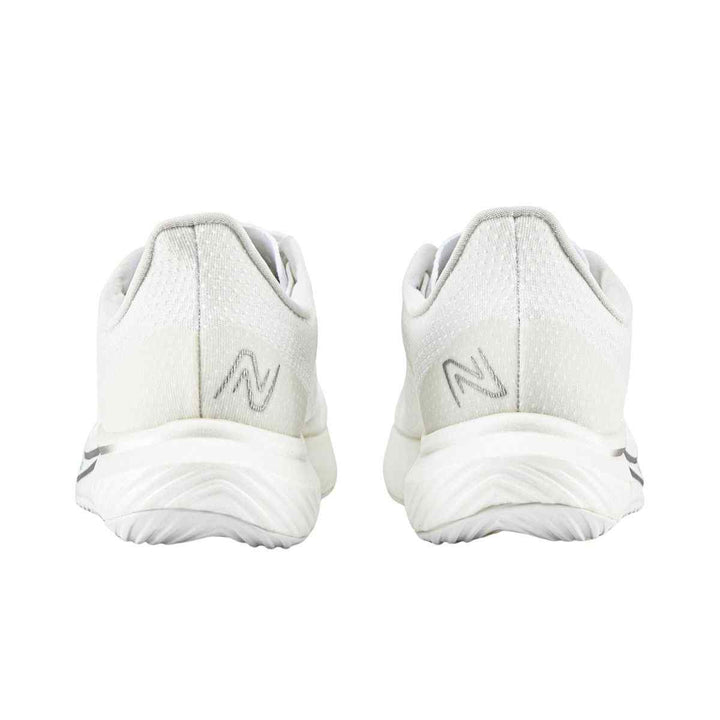 حذاء رياضي أبيض من New Balanceحذاء رياضي من New Balance باللون الأبيض مع لمسات ذهبية، يتميز بخفة وزنه ونعله الخارجي المصمم لتعزيز الثبات أثناء الجري. يحتوي على تقنية FuelCell التي توفر راحة فائقةحذاء جريNew balanceرفعةحذاء رياضي