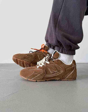 سنيكيرز شبك نيو بلانس x ميو ميو من الجلد السويدي New Balance X Miu Miu.