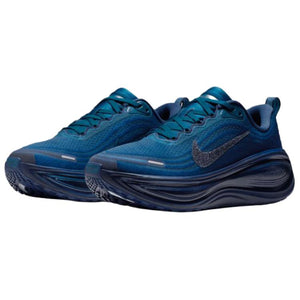 زوج حذاء الركض بشعار نايكي Vomero Plus من زاوية مائلة