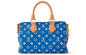 حقيبة Speedy 25 جلد باللون الأزرق ونقشة Monogram بيضاء.