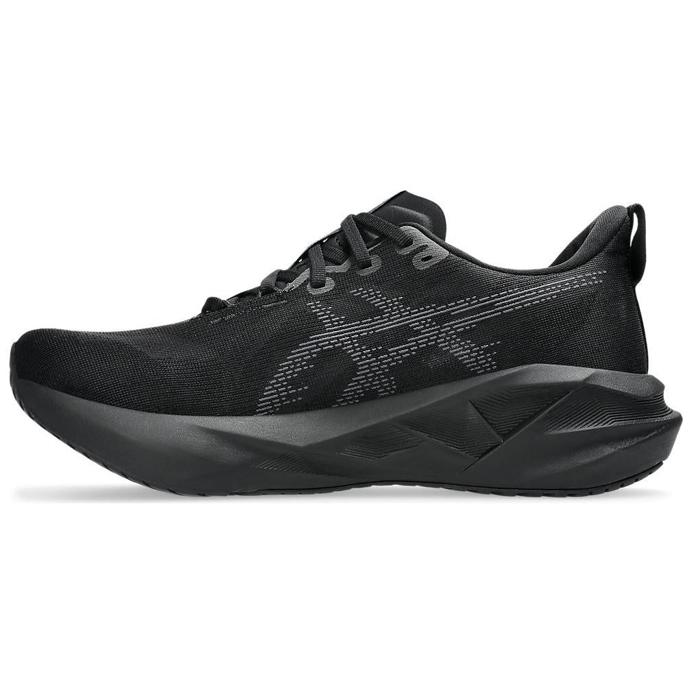 حذاء رياضي Asics باللون الأسود بالكامل وتصميم مريح