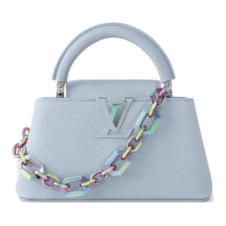 حقيبة Louis Vuitton Capucines لون أزرق بسلسلة Iridescent.