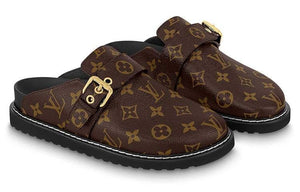 حذاء Mules من Louis Vuitton بنقشة Monogram بنية.