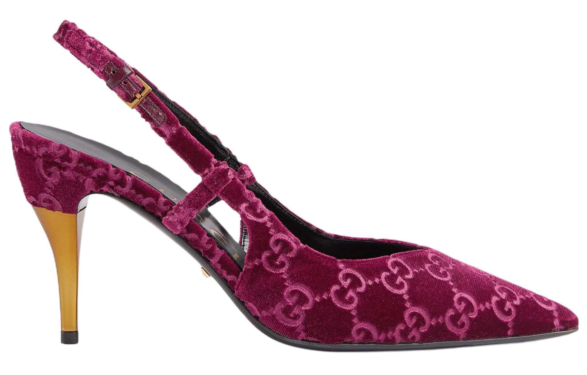 حذاء Slingback من Gucci مخملي بنقشة GG ولون أرجواني.