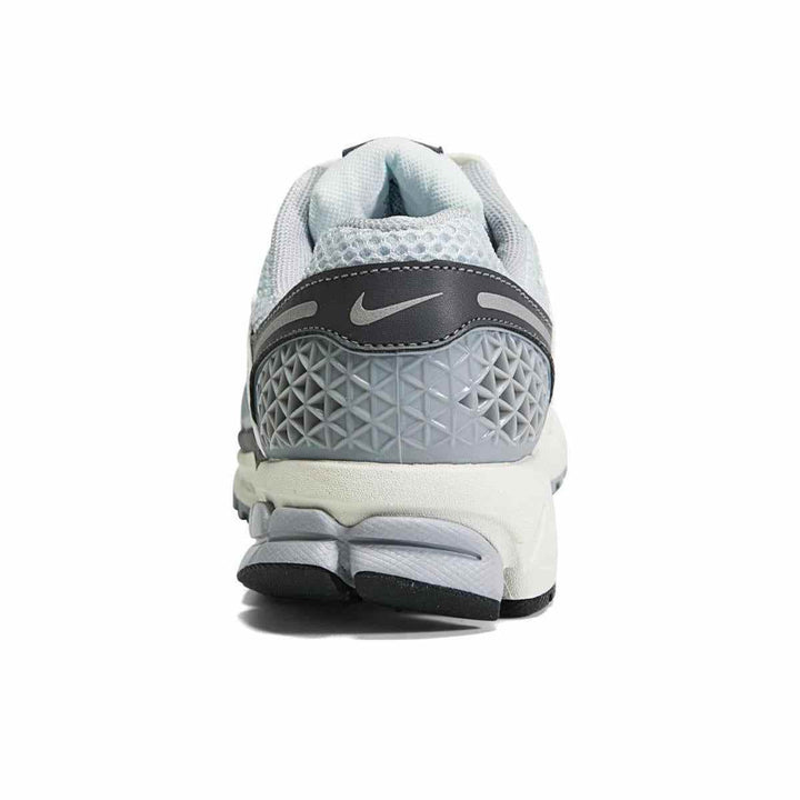 Nike Zoom Vomero 5 women's gray sneakers, dynamic design, shock absorption, adjustable laces, breathable mesh, side logo.