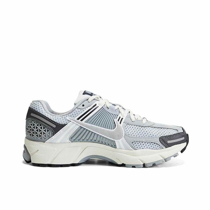 Nike Zoom Vomero 5 women's grey athletic shoe, featuring a stylish design with breathable mesh, synthetic leather, and a supportive rubber sole.