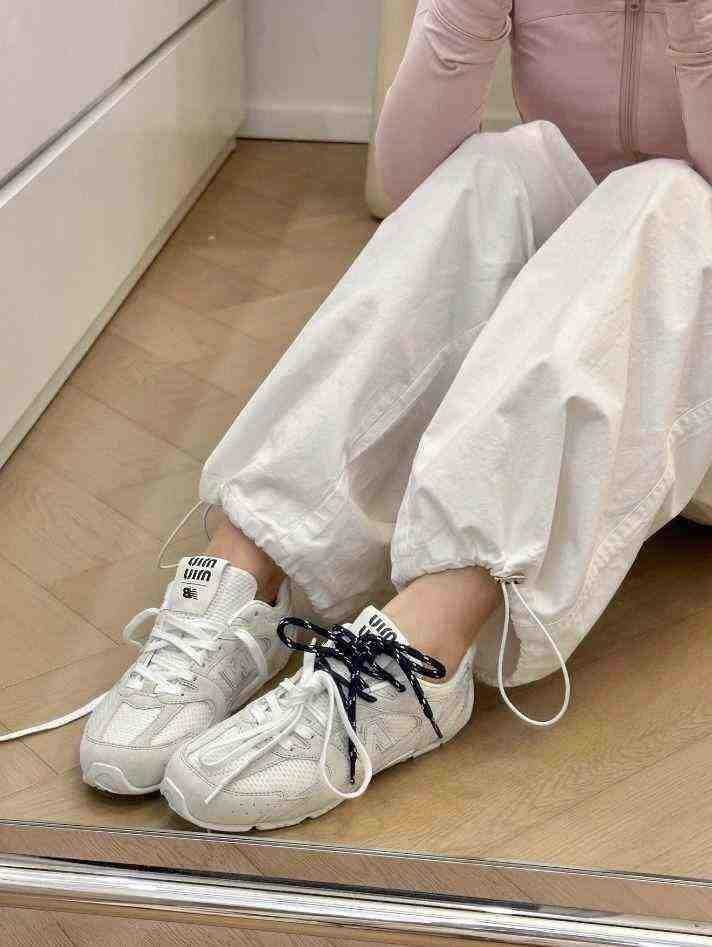 سنيكيرز New Balance من الشبك والجلد السويديNew Balance X Miu Miu.