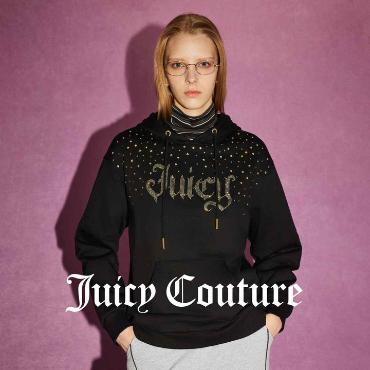 هودي Juicy Couture الأسود مزين بأحجار كريستالية ذهبية وشعار براق.