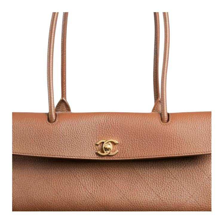 حقيبة يد Chanel بتصميم كلاسيكي ولون بني فاخر.