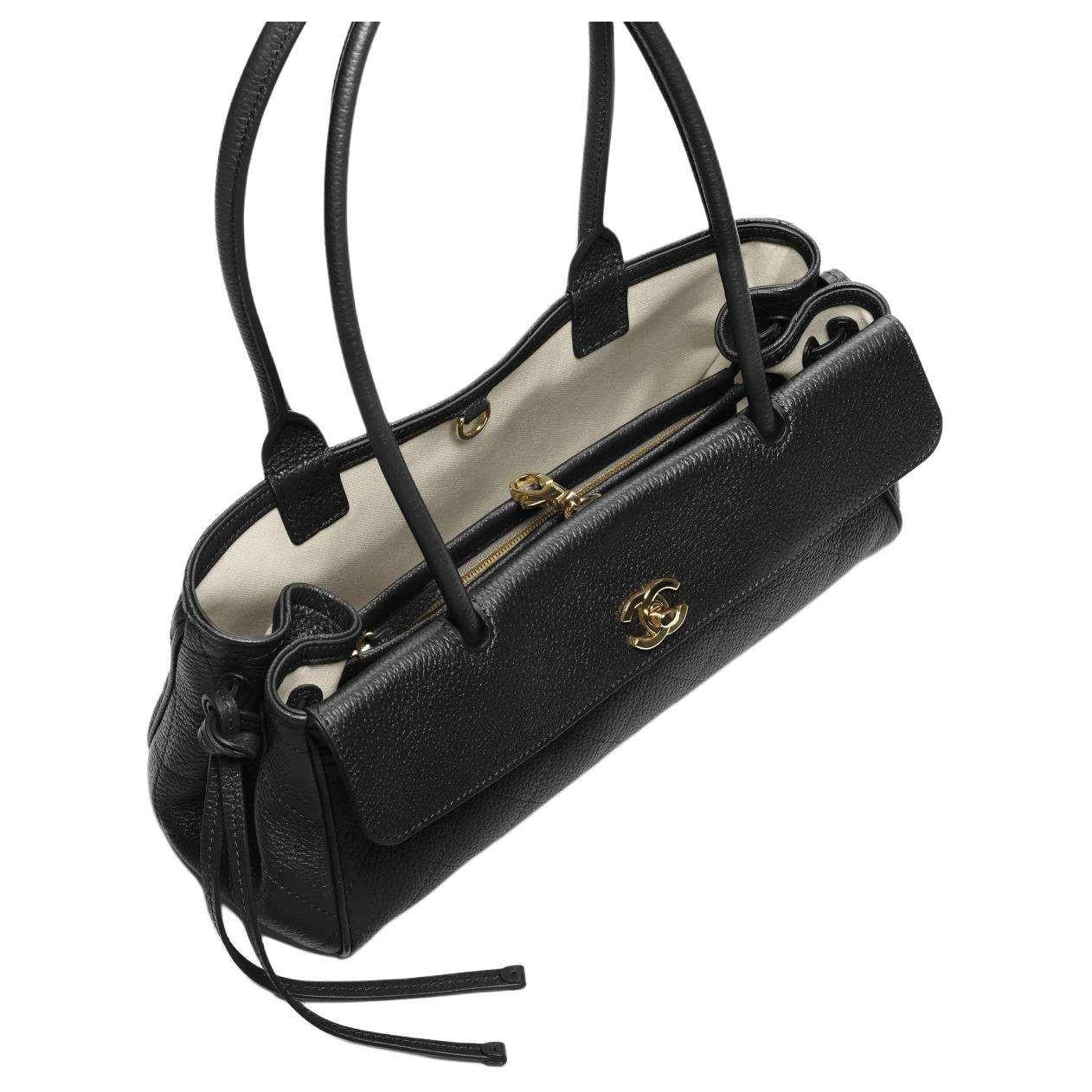 حقيبة يد Chanel جلد طبيعي باللون الأسود وتصميم كلاسيكي.