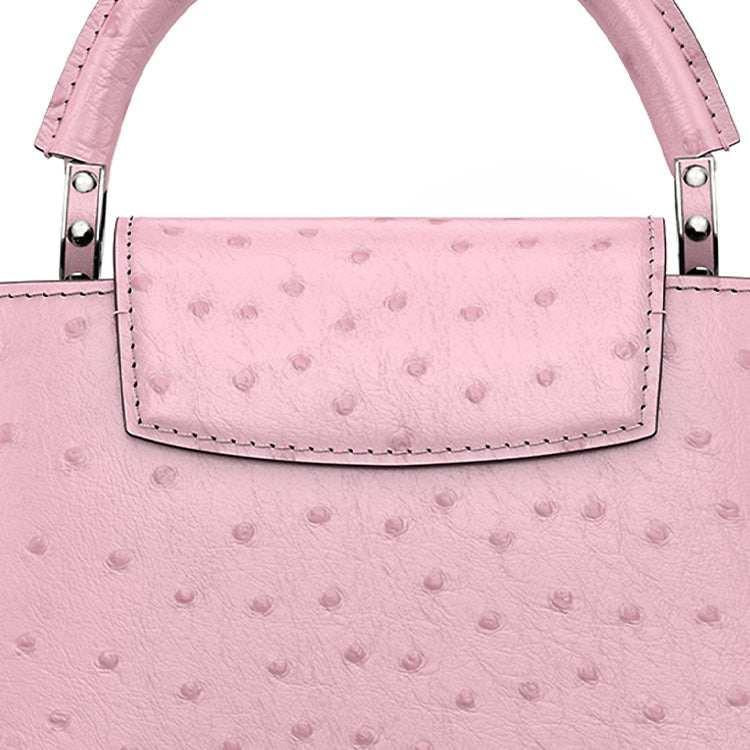 حقيبة Louis Vuitton Capucines جلد نعام فاخرة باللون الوردي.