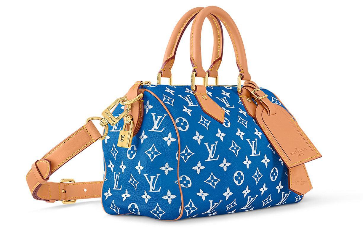 حقيبة Speedy 25 جلد باللون الأزرق ونقشة Monogram بيضاء.